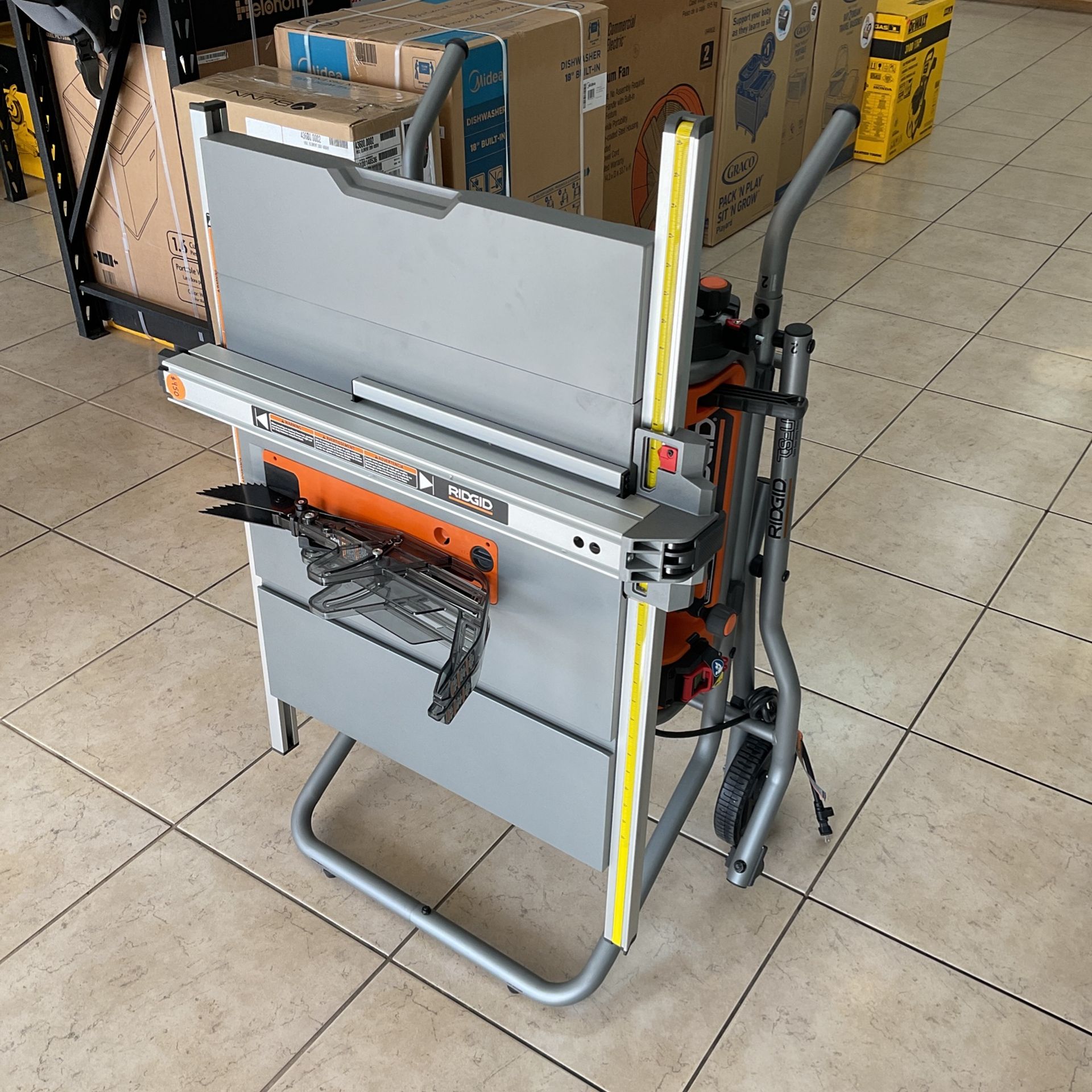 RIDGID TABLE SAW WITH BEVEL LOCK LEVER.
