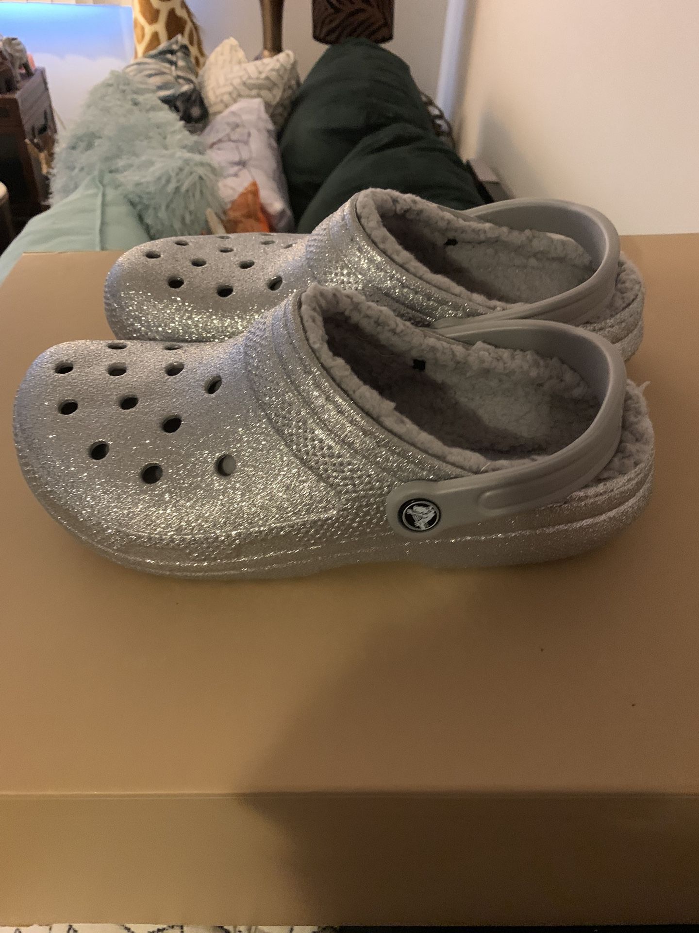 Crocs silver glittery like new m/8 L/10,fur inside