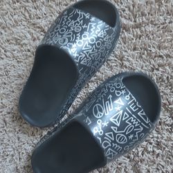 Black Grapic Design Slides (size 9)