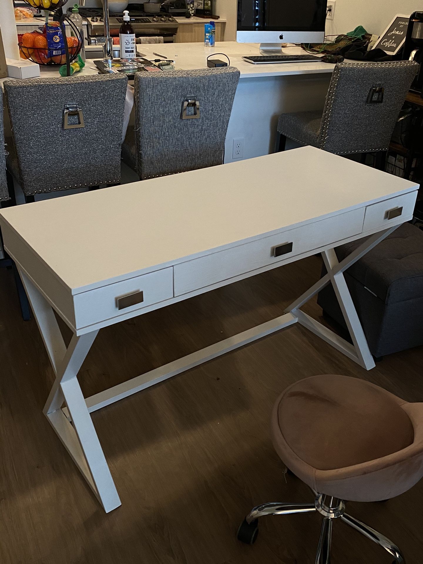 White Desk for Sale in Redmond, WA OfferUp