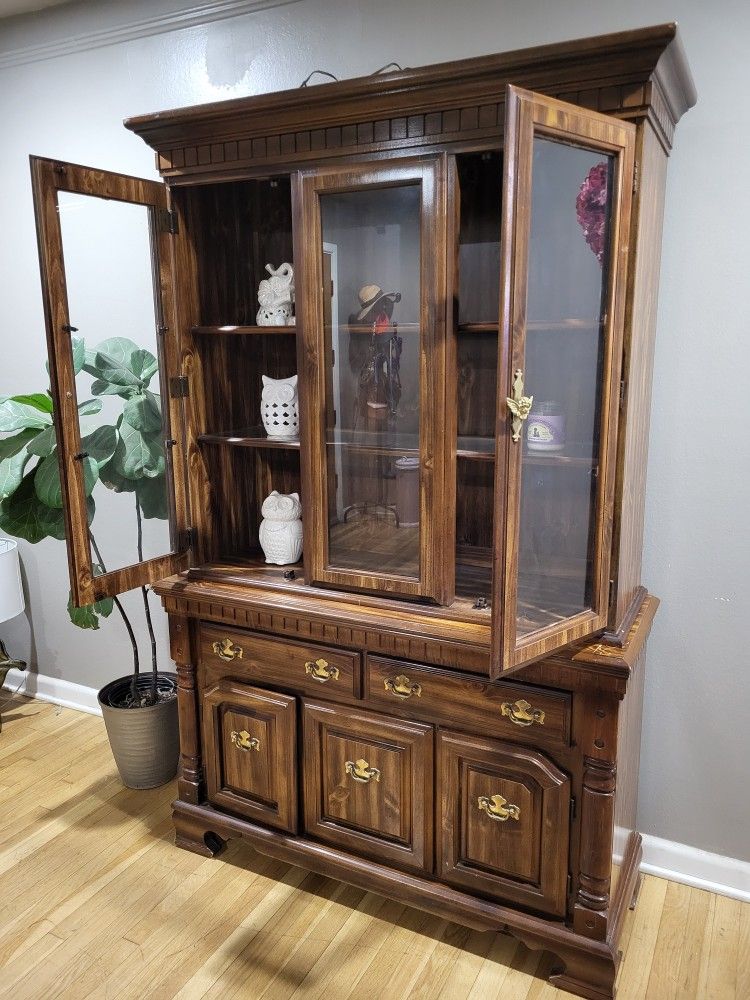 Bassett China Cabinet With Light