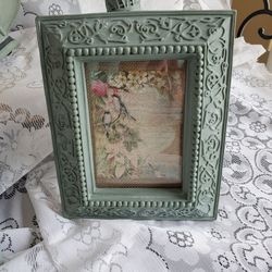 Pretty frame with art in excellent condition