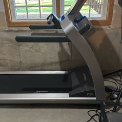 Life fitness T5 Treadmill With track connect 