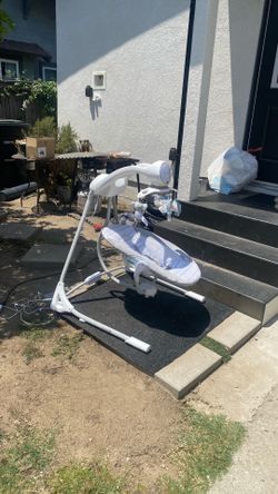 Gorgeous baby swing everything works well very clean great condition beautiful color hardware included