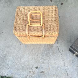 Very Nice Wicker Picnic Basket Like New