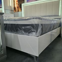 Bedroom Set Avaliable In Queen Sz And King Sz Brand New 