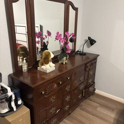 Solid Wood Dresser with Mirror – Vintage Style