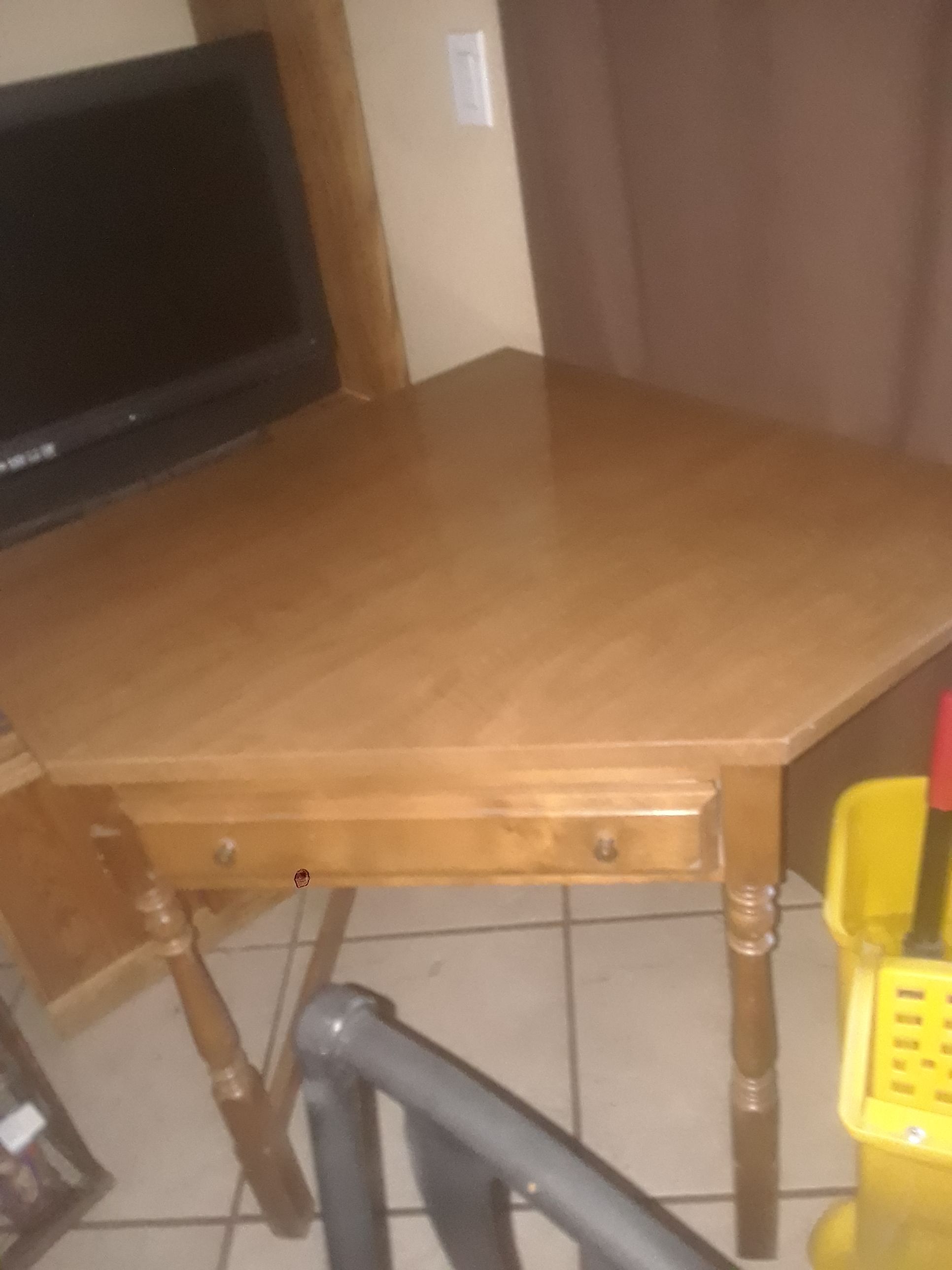 CORNER desk