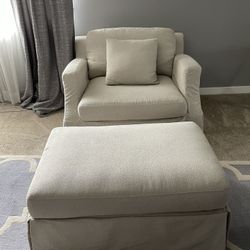 Extra Wide and Comfortable Arm Chair w/ Ottoman