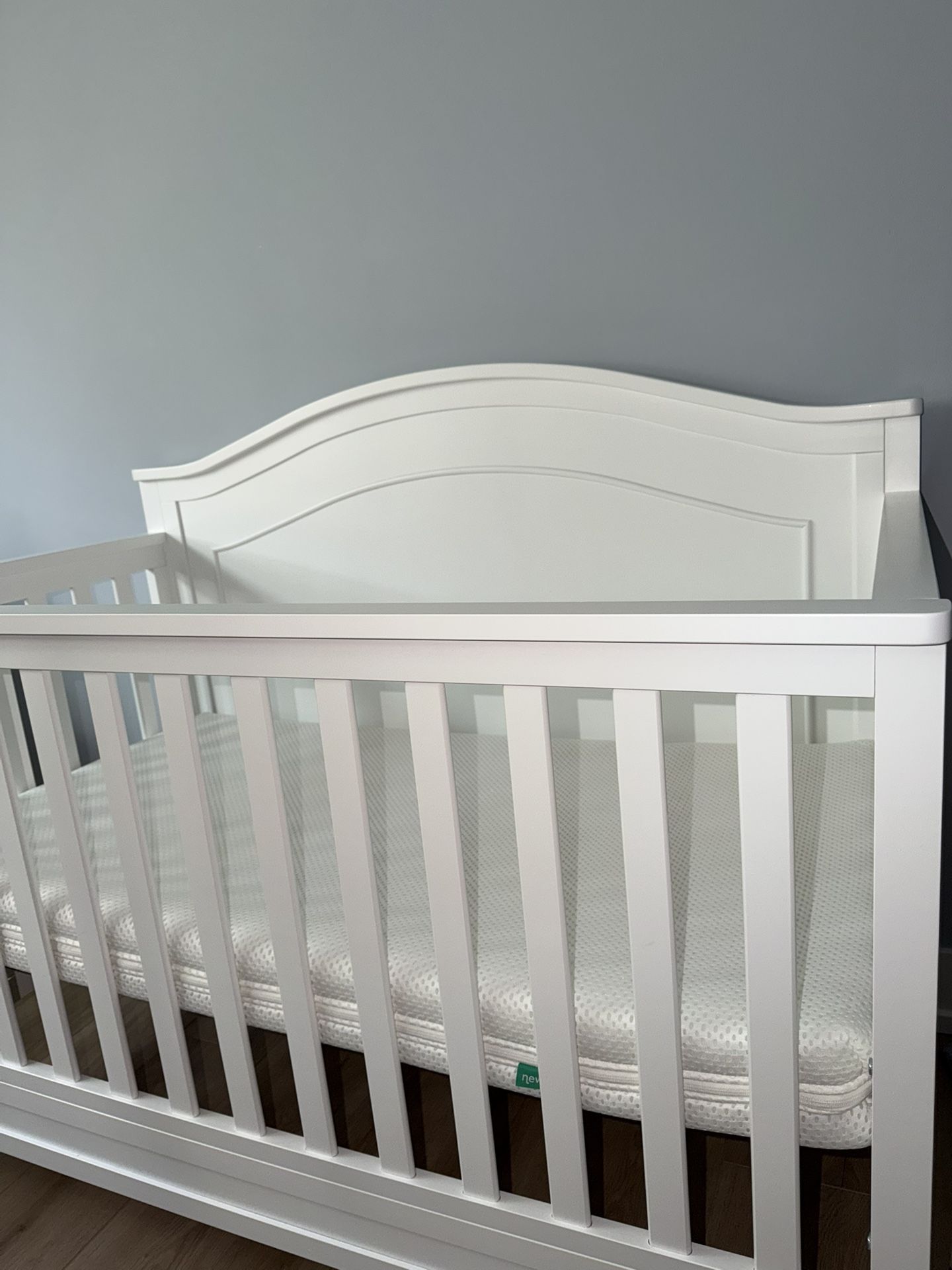 BABY CRIB - NEVER USED!!