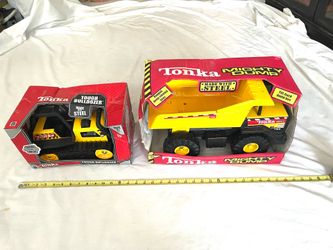 Mint  condition 1990s still in the box scale 1/16 steel Tonka mighty dump truck and Tonka bulldozer