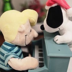 NEW-PEANUTS ANIMATED PLUSH WITH WORKING PIANO