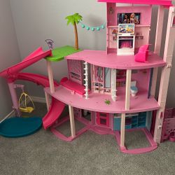 Barbie Dream House - Like New 