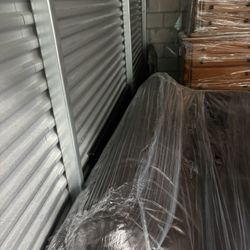 Juego De Cuarto , Sofá Cama De Piel , Butacón De Piel Y Centro De Mesa . 