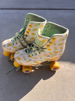 Adjustable roller skates