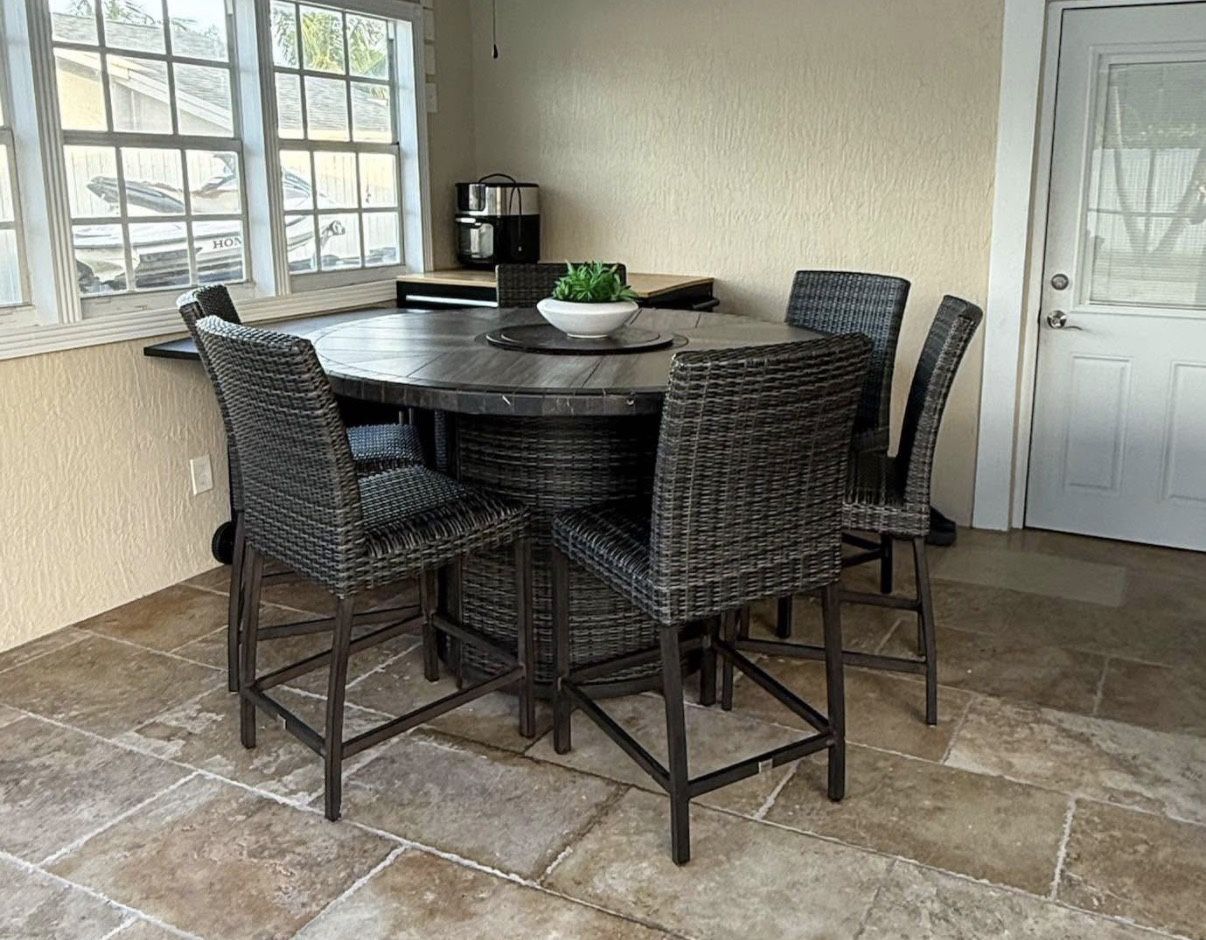 Round Table / Outdoor Table 