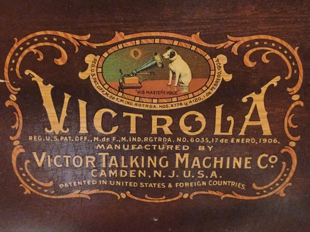 Antique 1906 phonograph Player, Victor Talking Machine Victrola.