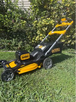 BRAND NEW IN A BOX DEWALT XR 21 INCH / 2X 20 V BRUSHLESS MAX REAR WHEEL DRIVE , SELF PROPELLED MOWER INCLUDES 2  10H BATTERY AND 2 CHARGERS. UP TO 80 