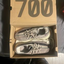 Yeezy 350 V2 Size 9