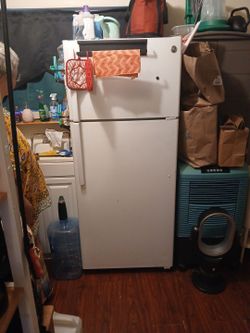 G.e. top freezer fridge