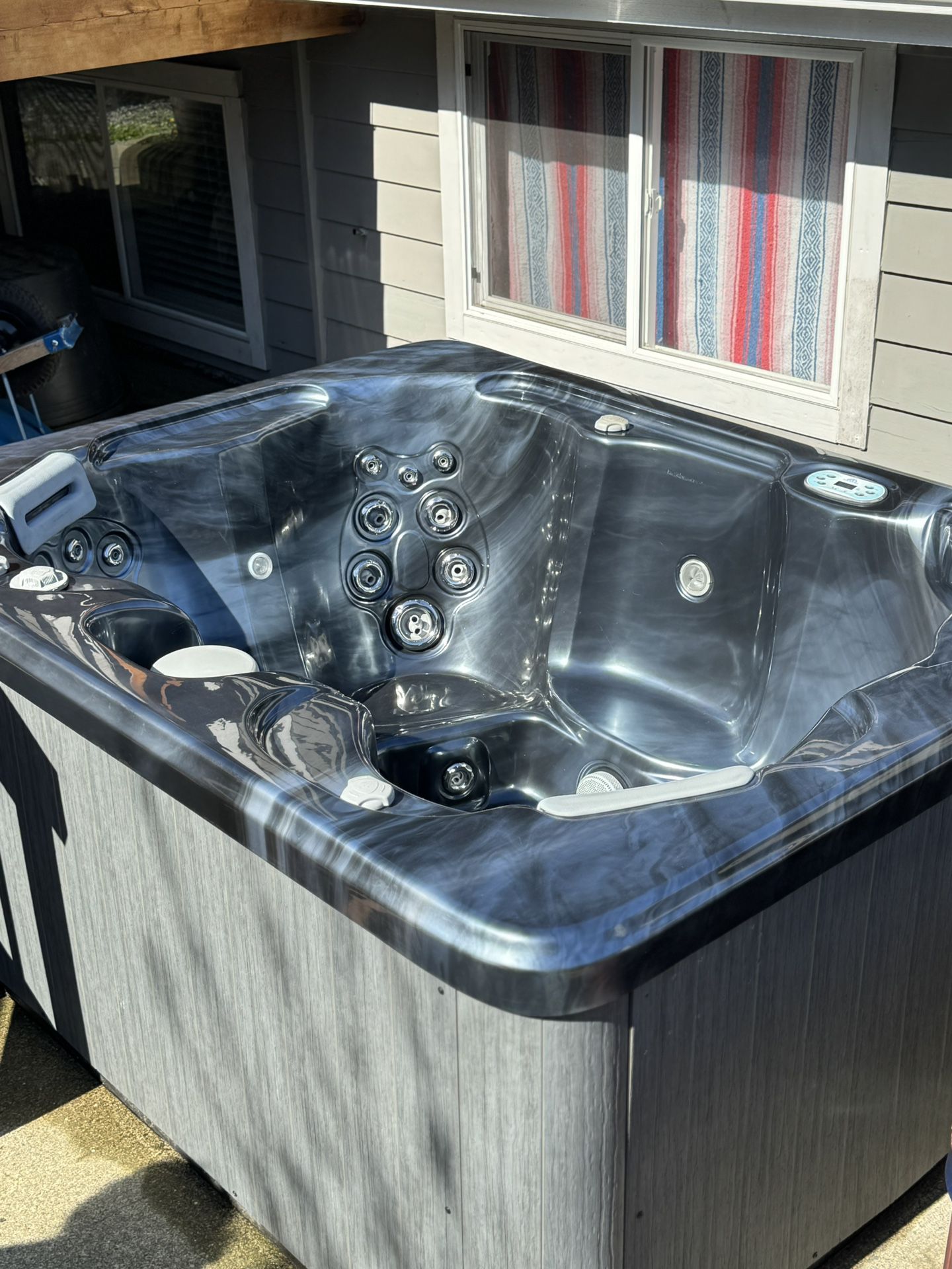 Like New 2019 Artesian Spa’s South Seas Hot Tub ‘ 743D Deluxe ‘ 5 Person Spa, BEAUTIFUL!