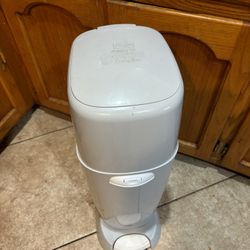 Genie Diaper Pail With Two Refills 