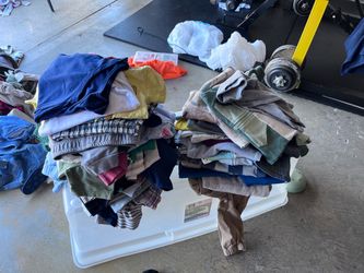 Ropa de bebé de 24 meses, son camisas mamelucos, pantaloncitos chores por $15