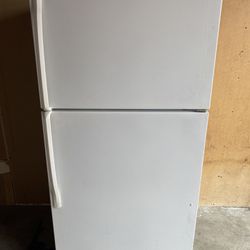 Excellent Whirlpool Refrigerator W Warranty. Free Delivery 