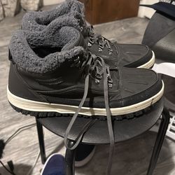 Men size 13 snow shoes fur on the inside weatherproof brand $15