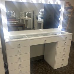 Vanity Lindsay Lighted Vanity Makeup Table