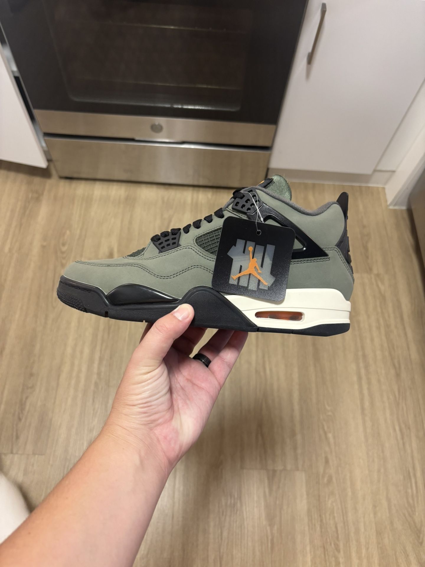 Jordan Retro 4 Undefeated