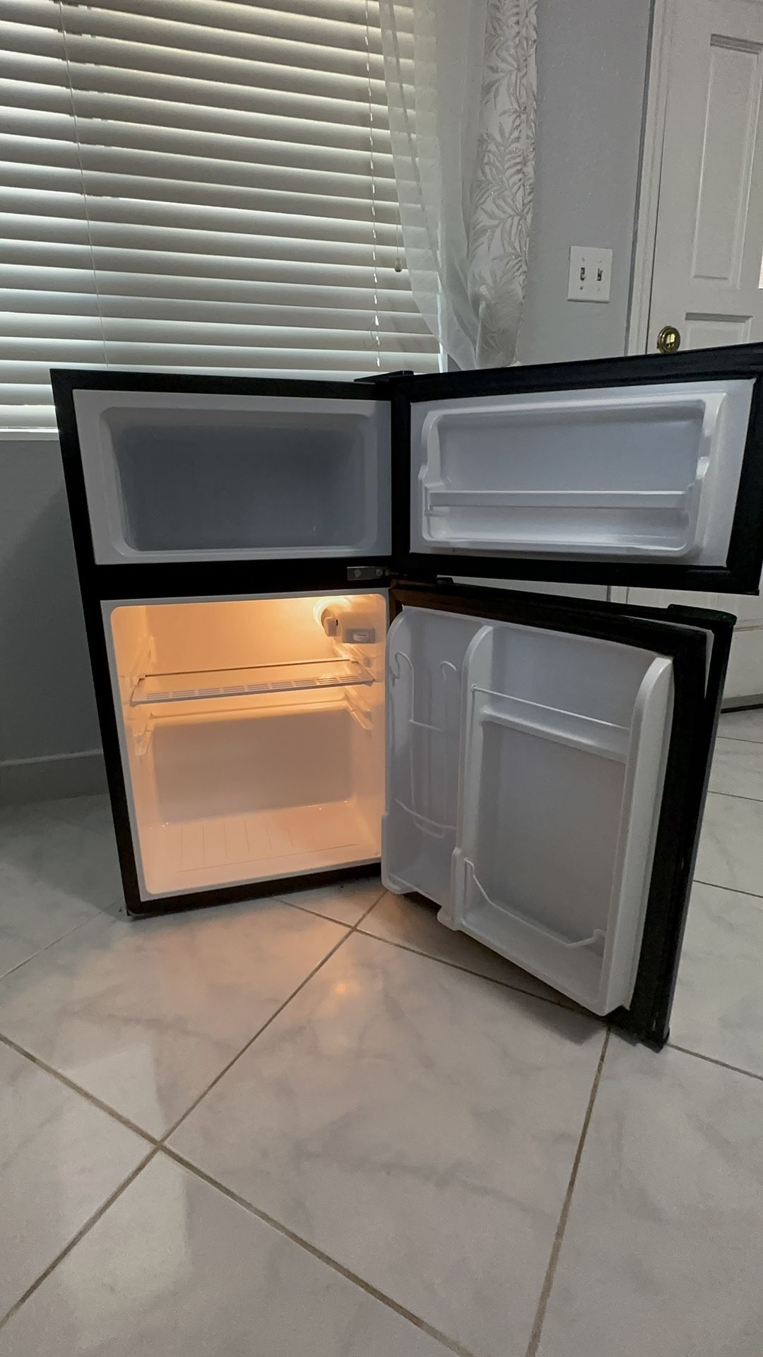 Igloo mini 2024 fridge with freezer