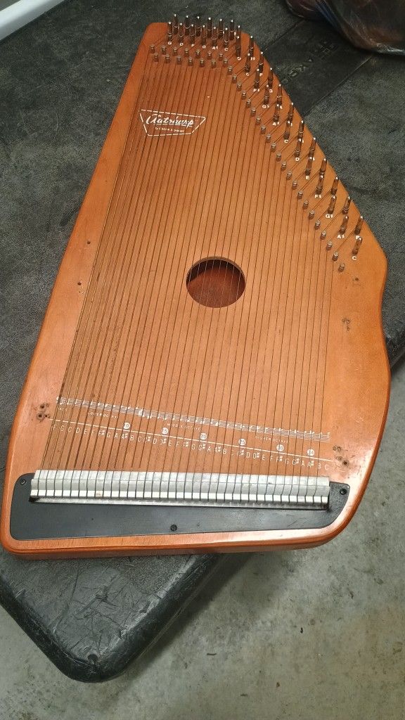 Oscar Schmidt AutoHarp Amber Sunburst needs some repair