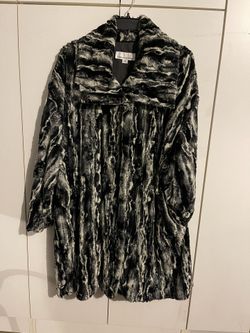 Grey/Black Caroline Rose Faux Fur. Size 2X