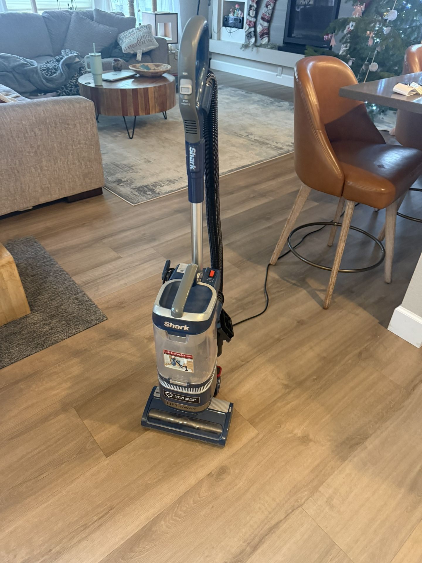 Shark Lift-Away ADV Vacuum – Works Great