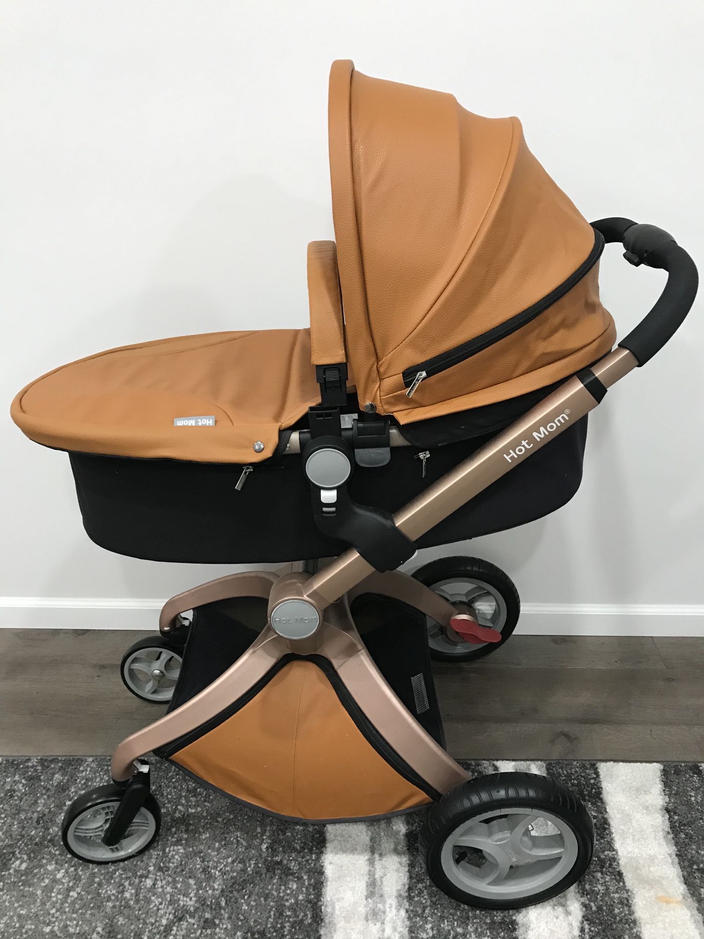 Hot Mom Baby Stroller 2018 Excellent Condition, lot of things included.