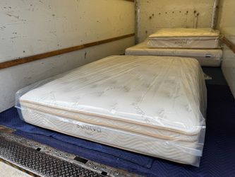 Queen Saatva Classic Plush Mattress - LIKE NEW! Delivery Available