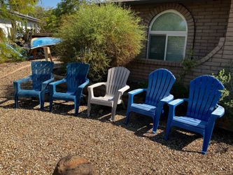 5 plastic Adirondack chairs READ DESCRIPTION