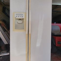 GE 25 Cu Ft Side By Side Refrigerator 