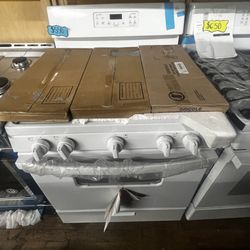 GE 30inch Free Standing Gas Range with center oval burner and griddle 