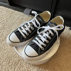 Converse Chuck Taylor All Star Low Top Sneaker(Women's 7.5 Men's 5.5) (Pick upđ In Bellevue) *Check out my other Posts đ