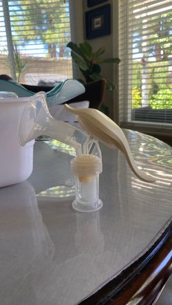 Handheld manual breast pump