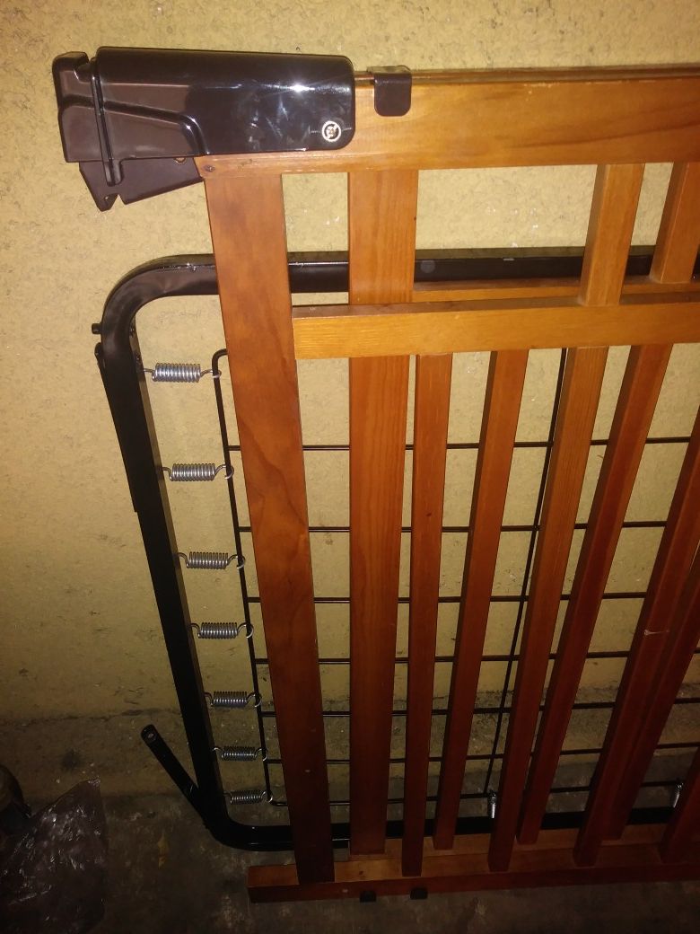 Baby gate n crib spring. No screws