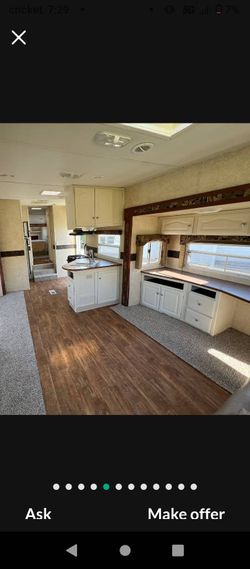 Fifth wheel trailer