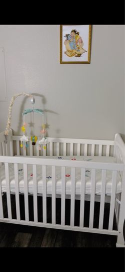 Baby crib + Newton Ultra Breathable Baby Crib Mattress – Like New / Excellent Condition