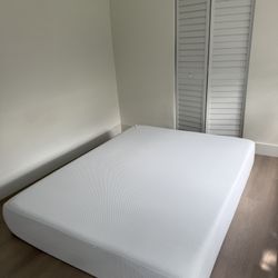 Queen Zinus 12” Memory Foam Mattress – Like New 