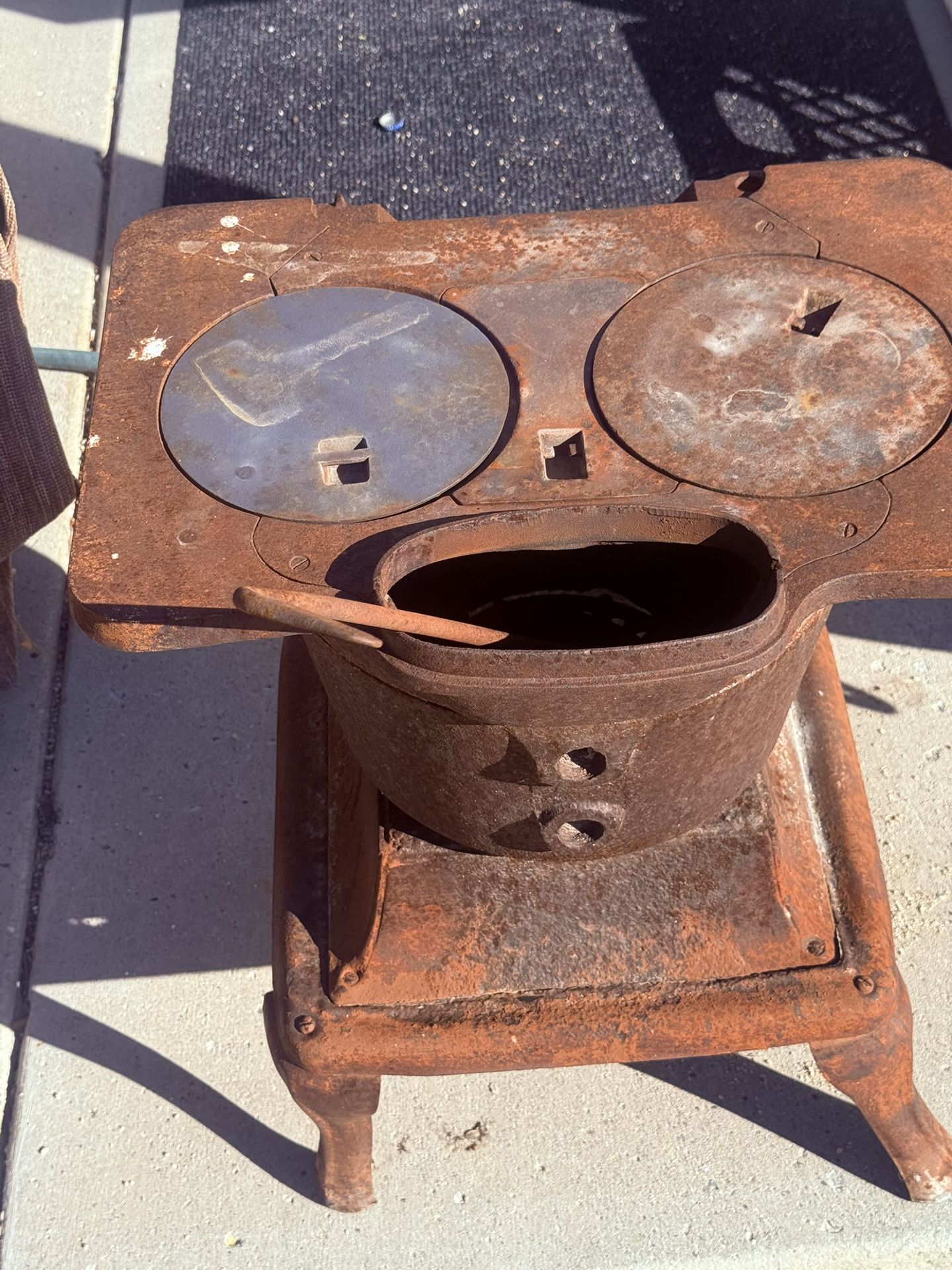 Moving sale π₯ Antique Cast Iron Wood Stove β Rustic & Heavy Duty