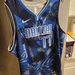 Doncic Dallas Mavericks Jersey. Size 2XL. New 