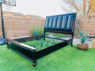 BEAUTIFUL CAL KING NAILHEAD BED FRAME ( FREE DELIVERY 🚚 FIRST FLOOR ) GREAT CONDITION 🥰👌🏻