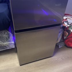 Vissani Mini Fridge 